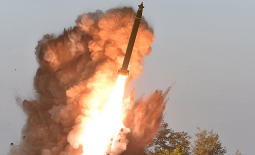 Sau ICBM, Triều Tiên thử pháo phản lực siêu lớn 